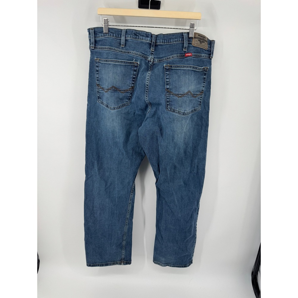 Wrangler Relaxed Boot Cut Jeans Mens 38x32 Medium Wash Blue Denim 98FNWRD - Picture 3 of 5